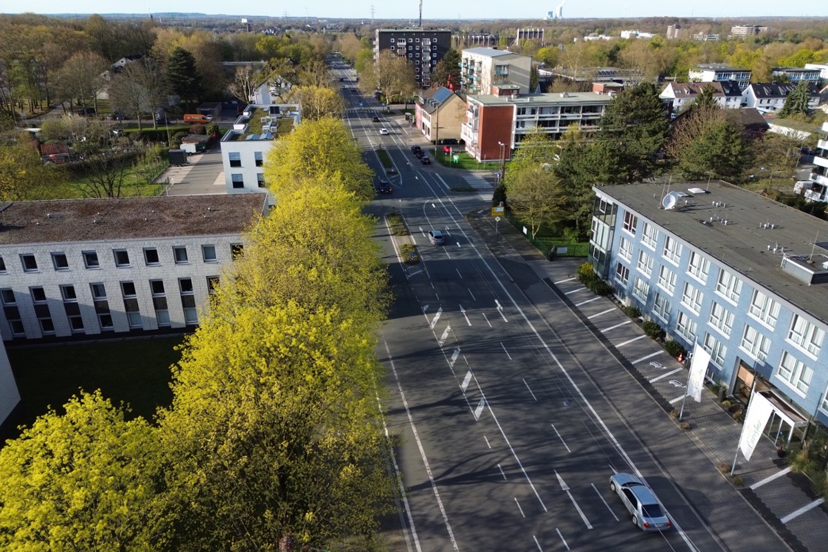 Bahnhofstraße im April 2026