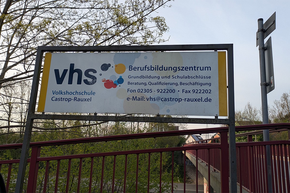 Wegweiser für VHS und BBZ in Dingen