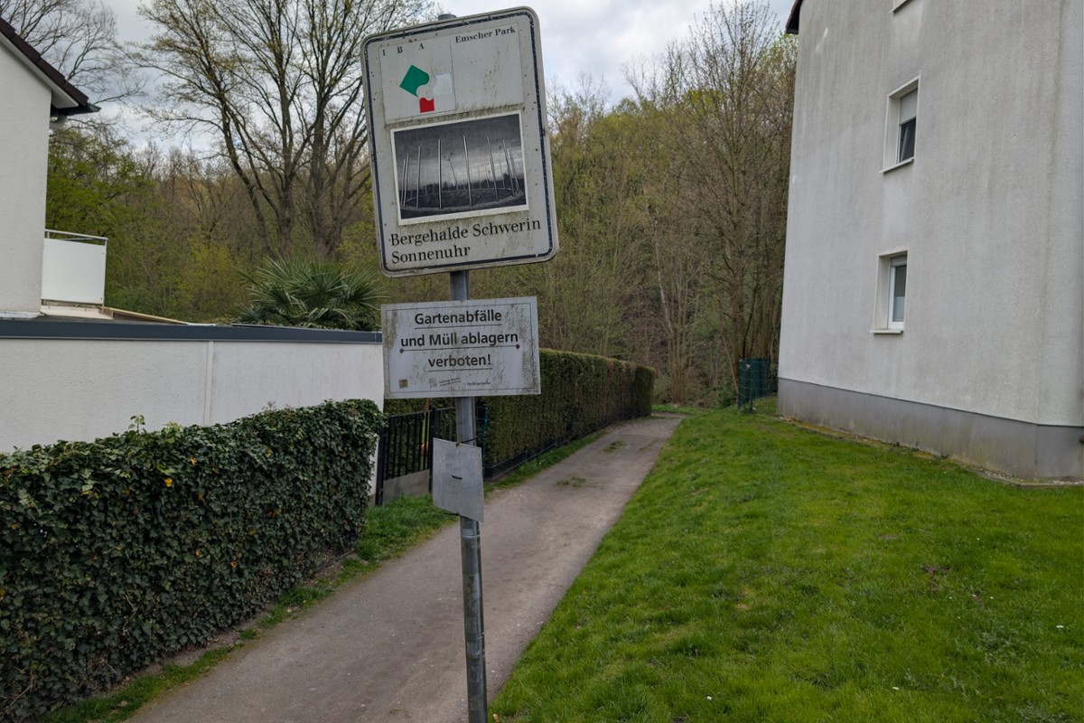 Beschilderung Bergehalde Schwerin auf der Pestalozzistraße im April 2026