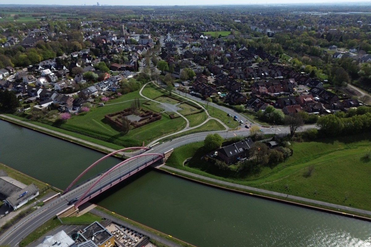 Emscherland / Sprung über die Emscher
