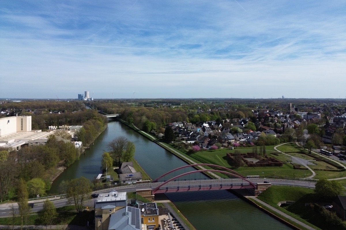 Emscherland / Sprung über die Emscher