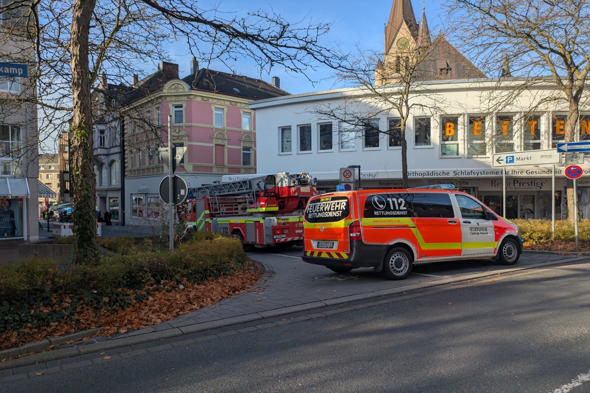 Einsatzfahrzeuge prüfen die Marktzufahrt