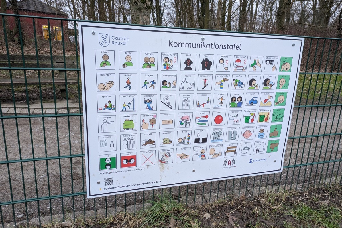 Kommunikationstafel auf Spielplatz