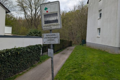 Beschilderung Bergehalde Schwerin auf der Pestalozzistraße im April 2026