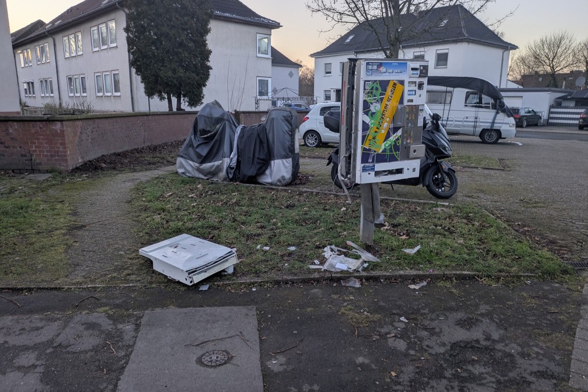 Gesprengter Zigarettenautomat an der Herderstraße.
