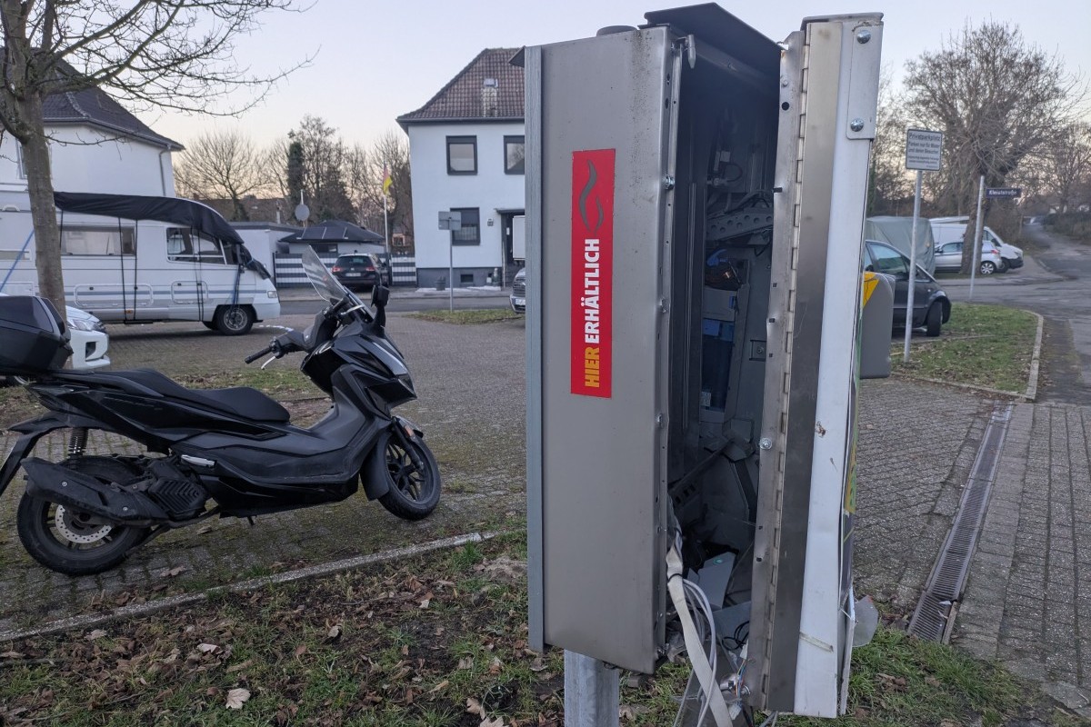 Gesprengter Zigarettenautomat an der Herderstraße.